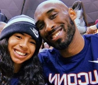 ​科比去世4年后，妻子高调曝光亲吻照，网友：装不下去了吧！