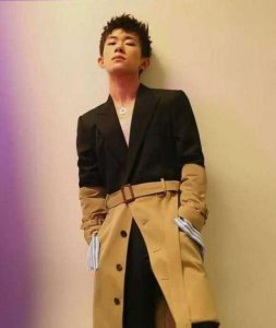 ​易烊千玺和杨幂同穿一件衣服 这件衣服到底是裙子还是外套？