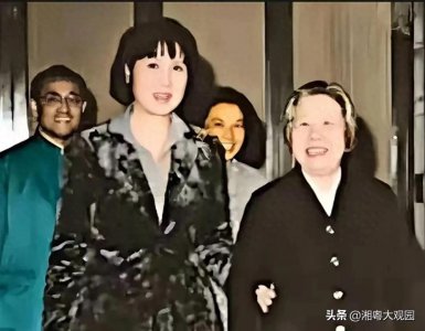 ​1973年，张灵甫妻子王玉龄受邀回国，与邓颖超一张合影