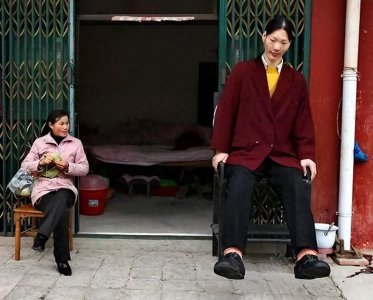 ​世界第一女巨人来自中国安徽，穿78码鞋子，一顿吃6碗炒面