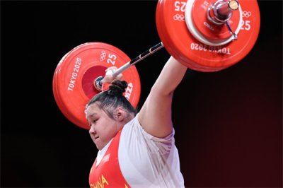 ​辽宁“大宝贝”李雯雯：三把“试举”摘下金牌，练举重前父亲曾评价女儿“吃啥
