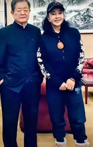 ​刘晓庆带82岁老公现身美国，老公王晓玉老了很多，夫妻俩像两代人