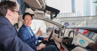 ​恒大深圳总部大楼真正的老板，娶小21岁女明星，公司资产3千亿