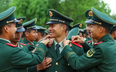 ​毛启国：兵心依旧的武警16式臂章