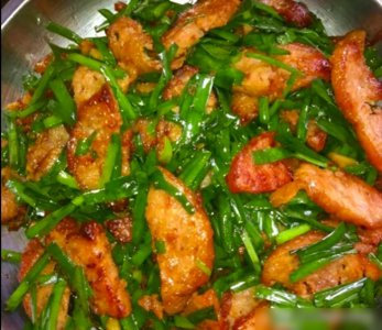 ​教你五花肉炒韭菜的家常做法，味道鲜美，做法简单，好吃又下饭