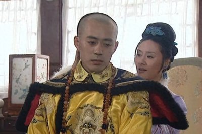 ​康熙、雍正在喝酒，雍正老婆刚巧路过，康熙说了4个字，字字应验