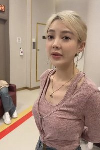 ​郭美美与同性男友现身上海，无修图下很瘦显老，同性男友不怎么帅