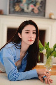 ​林峰太太晒与公婆合照，陪长辈出游家族地位稳，小动作让网友收口