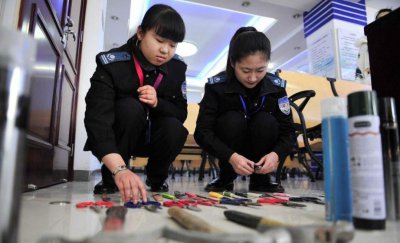 ​为何地铁安检员月工资3500，还有人做，听完这3点原因，悟了