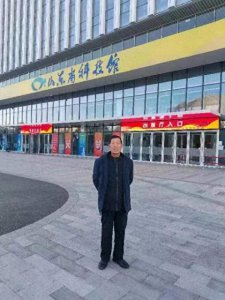 ​张成良作家走近济南游览《山东科技馆》