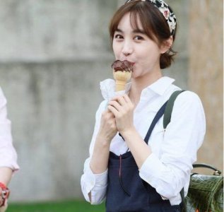 ​李菲儿时尚写真曝光，粗眉红唇显性感，红色西装大秀好身材！
