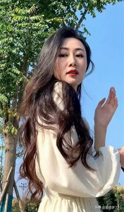 ​街拍：魅力四溢的小阿姨，身材顶级、笑容迷人，让人为之倾倒