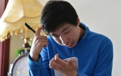 ​2岁确诊脑瘫，却被《最强大脑》称为数学天才的他，后来如何了？