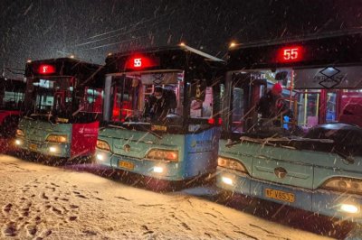 ​烟台公交全力保障市民雪天安全出行！目前仍有部分线路绕行或停运