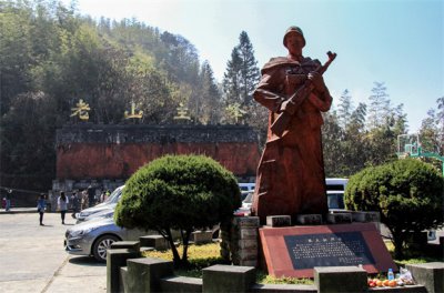 ​致敬英雄，寻访麻栗坡老山主峰