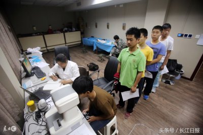 ​空军招飞视力检查用“C”字表，8个开口方向让考生感叹好难