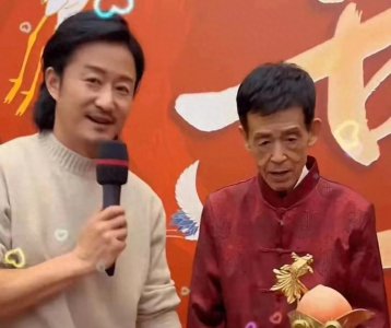 ​吴京大变样为父亲过80大寿！宴席现场惊现7层寿桃，谢楠忙个不停