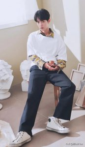 ​肖战高清壁纸：等待是一个很迷人的词，热爱可抵岁月漫长