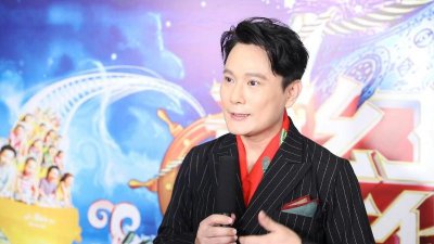 ​张信哲空降深圳跨年！彩排现场《白月光》一开嗓已迷倒众人