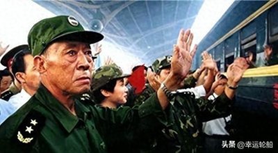 ​1998年，排长因抗洪被晒到脱皮，却遭中将父亲臭骂：都没我晒的黑