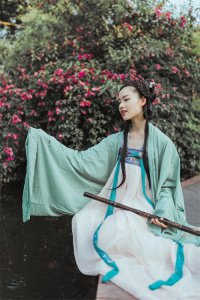 ​孤儿与寡妇相依为命，村人嫌弃他们，改变他们的命运