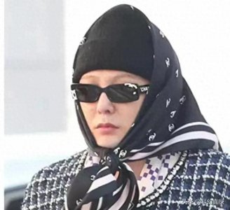 ​权志龙机场照被喷“狼外婆”，全身香奈儿！时尚到你看不懂