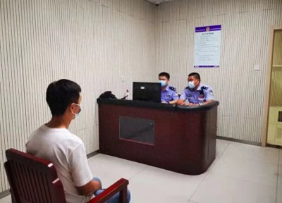​他在偷拍你裙底！被偷拍取证难，女性在外该怎样自我防护？