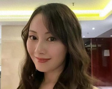 ​身材丰满称想结婚，香港3D女神晒性感照！此前为寻找真爱移居英国