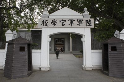 ​敌我名将对峙，黄埔一期的两位巨擘，究竟谁更胜一筹？
