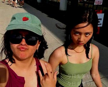 ​黄磊女儿黄多多留学近照曝光 体态丰满像少妇 表情搞怪 氛围轻松