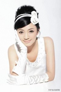 ​2010年，罗海琼与华谊副总裁费麒结婚，婚礼上，费麒突然抢了司仪