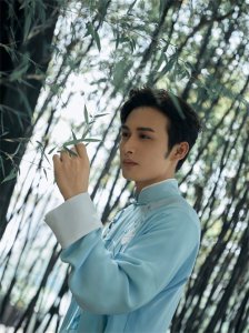 ​张彬彬成新一代古装男神，一袭蓝色古风装，儒雅大气太有魅力