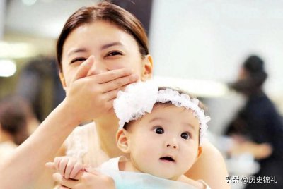 ​贾静雯女儿咘咘颜值大变样，小时候可爱 长大后为何变得不如意？