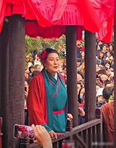 ​开封王婆“接班人”又火了！真实身份被扒不简单，是变性豫剧大师