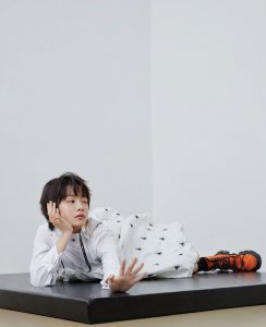 ​她演乔英子迅速走红，今穿衬衫配吊带蓬蓬裙，趴着凹造型俏皮可爱