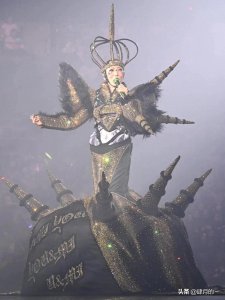 ​53岁郑秀文演唱会抓马造型：满钻蜘蛛、大秀腹肌！明明可以靠实力
