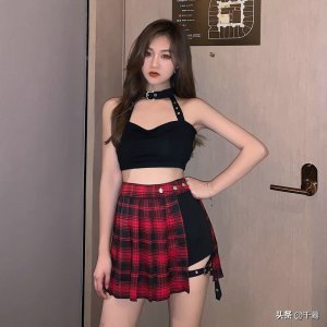 ​结合朋克和嘻哈穿搭的暗黑系的女生看过来，来一场视觉盛宴