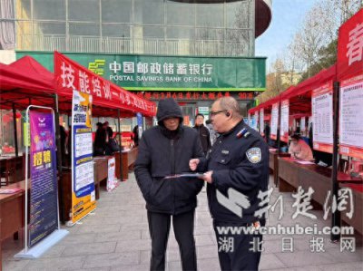 ​禁毒反诈借“春风” 茅箭民警开展多形式宣传活动