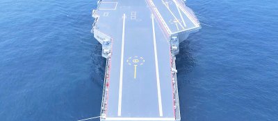 ​004“水泥航母”亮相，排水量10万余吨，比美国福特级大一圈