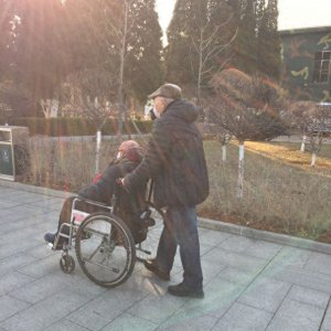 ​看了同事丧偶后的生活，我和老伴决定：晚年只剩一个人时就这样过