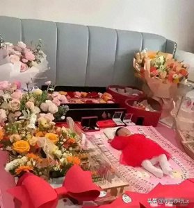​诡异百天照引热议，是否需要大操大办？网友纷纷发表看法