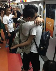 ​上海地铁惊现2个男子舌吻亲热