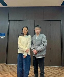 ​海清回老家祭祖，素颜现身和亲友团聚，生图曝光本人十分显老