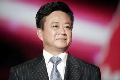 ​毛骨悚然！朱军案意外牵出弦子国外新身份，惊天阴谋防不胜防