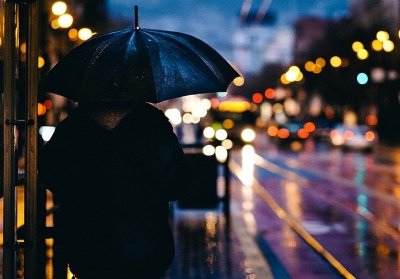 ​形容下雨的句子经典语录（关于下雨的朋友圈文案）