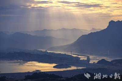 ​秭归：三峡坝上日出美景惹人醉