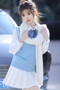 ​甜美少女白色丝袜百褶裙！