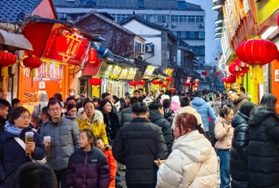 ​济南芙蓉街还是春节小吃街的头牌，天天人声鼎沸、游客摩肩接踵