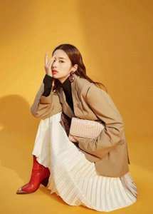 ​冬天想穿出女人味，这4款“万能百搭裙”你值得拥有，暖和又好看
