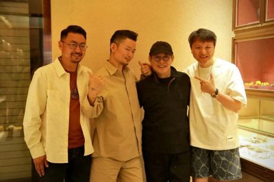 ​李连杰赴藏文玩店，戴天价佛珠引非议，被嘲是大冤种！